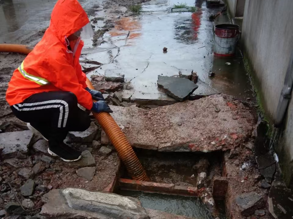 新华专业清理污水池 炜誉市政以规范流程守护城市 “肠道”