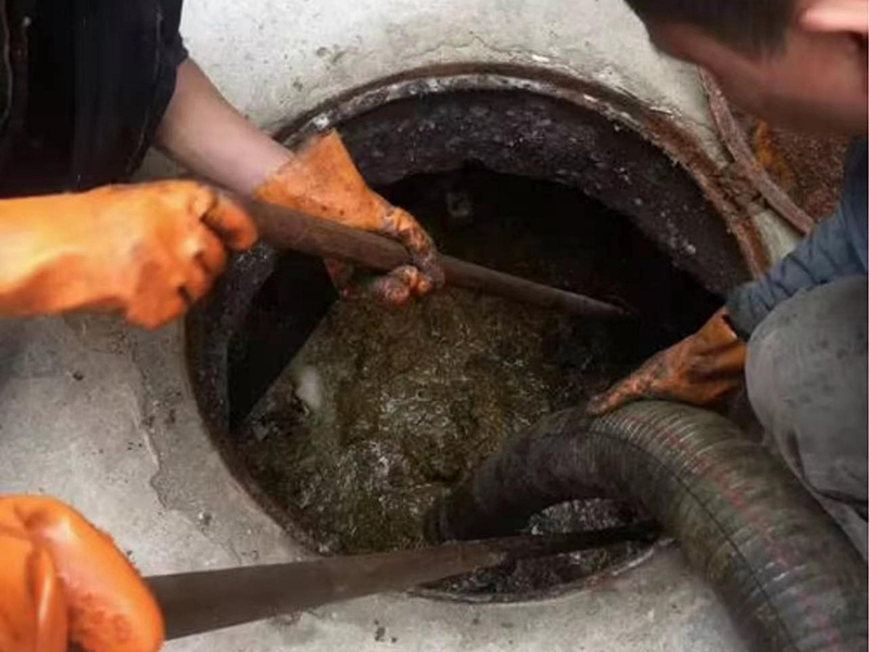 新华清理化粪池时如何避免沼气的危害?